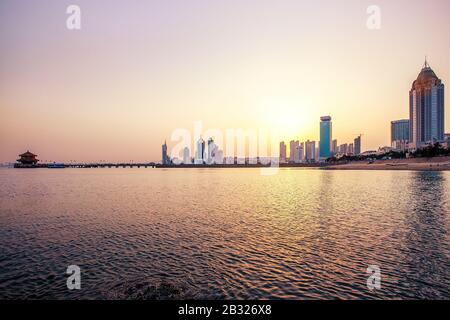 4. März 2020, Shandong, Shandong, China: Shandong, CHINA - Das Stadtbild von Qingdao, Shandong Provinz. Diese Küstenstadt hat die blauen Wellen, die das Meer abstreiften, die Möwen, die am Meer wohnen, den Strand voller Sonnenschein, die europäische Architektur, die Geschichte und Kultur trägt, die Landschaft ist einzigartig und wunderschön. (Kreditbild: © SIPA Asia via ZUMA Wire) Stockfoto