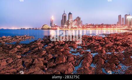 4. März 2020, Shandong, Shandong, China: Shandong, CHINA - Das Stadtbild von Qingdao, Shandong Provinz. Diese Küstenstadt hat die blauen Wellen, die das Meer abstreiften, die Möwen, die am Meer wohnen, den Strand voller Sonnenschein, die europäische Architektur, die Geschichte und Kultur trägt, die Landschaft ist einzigartig und wunderschön. (Kreditbild: © SIPA Asia via ZUMA Wire) Stockfoto