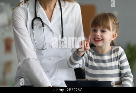 Arzt und Mädchen im Klinikum Stockfoto