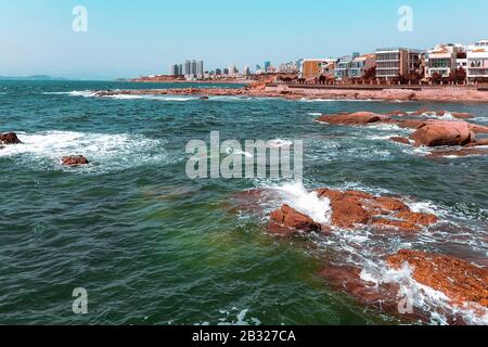 4. März 2020, Shandong, Shandong, China: Shandong, CHINA - Das Stadtbild von Qingdao, Shandong Provinz. Diese Küstenstadt hat die blauen Wellen, die das Meer abstreiften, die Möwen, die am Meer wohnen, den Strand voller Sonnenschein, die europäische Architektur, die Geschichte und Kultur trägt, die Landschaft ist einzigartig und wunderschön. (Kreditbild: © SIPA Asia via ZUMA Wire) Stockfoto