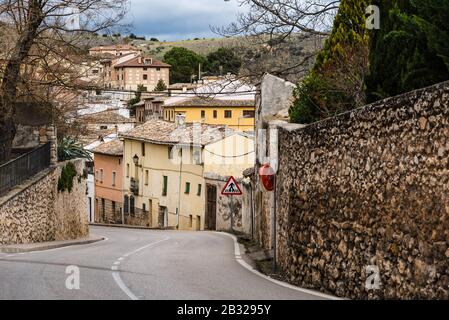 Straße in der mittelalterlichen Stadt Pastrana in Spanien. Stockfoto