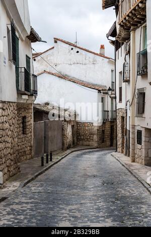 Gepflasterte Straße und traditionelle Häuser in der mittelalterlichen Stadt Pastrana, Spanien Stockfoto