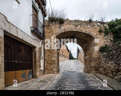 Straße und Steinbogen in der mittelalterlichen Stadt Pastrana in Spanien. Stockfoto