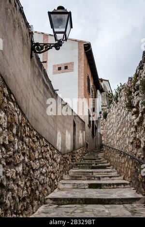 Gepflasterte Straße und Stufen in der mittelalterlichen Stadt Pastrana, Spanien Stockfoto