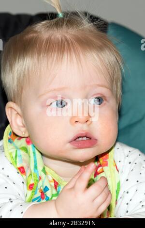 Baby Teething: Cute Girl Zeigt Erste Zähne, Baby mit Hellblauen Augen Stockfoto