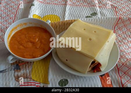 Francesinha, ein typisches Gericht aus der Stadt Porto, Portugal. Stockfoto