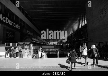 Rom, Italien. Februar 2020. Passagiere im Bahnhof Termini. Schwarz-Weiß-Bild Stockfoto