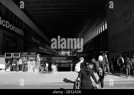 Rom, Italien. Februar 2020. Passagiere im Bahnhof Termini. Schwarz-Weiß-Bild Stockfoto