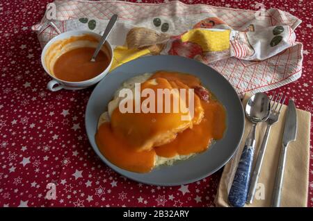 Francesinha, ein typisches Gericht aus der Stadt Porto, Portugal. Stockfoto