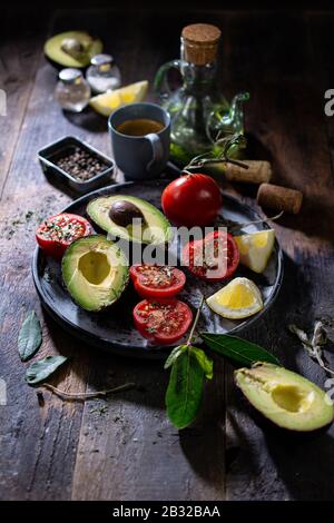 Gesundes Tomaten- und Avocadosalat. Frühstück mit köstlichem Kaffee. Garten auf dem Teller.Fit Essen und Trinken Stockfoto