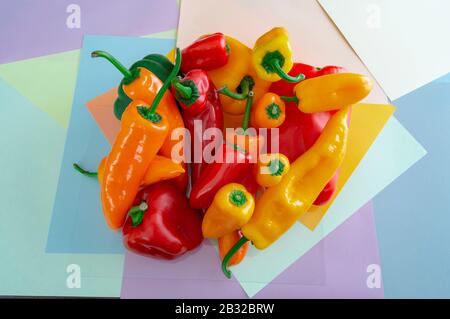 Die Mischung aus Peppers, Mini, Italienisch, Standard, gehört zur Gemüsegruppe. Es ist ein Gemüse, das weltweit zum Kochen verwendet wird. Stockfoto