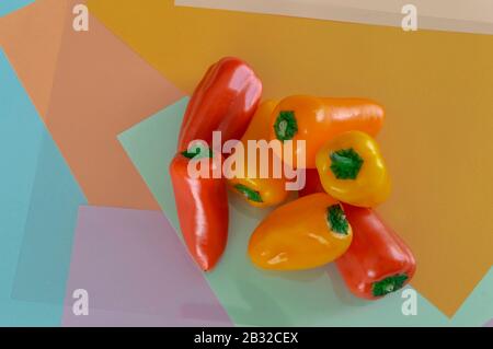 Mini-Paprika, gehören zur Gemüsegruppe. Es ist ein Gemüse, das weltweit zum Kochen verwendet wird. Stockfoto
