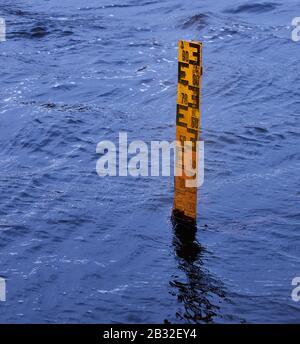 Detailansicht eines Pegels für die Wasserstandsmessung auf der Ise in Gifhorn Stockfoto