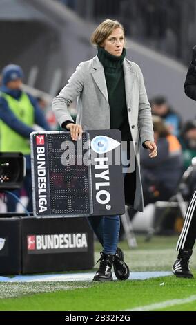 München, Deutschland. Februar 2020. Kathleen Krüger, Teammanager des FC Bayern. Es ist am Rande. (Zu dpa 'Vertraute der Bayern-Stars: Teammanager lächelt und schweigt") Credit: Angelika Warmuth / dpa / Alamy Live News Stockfoto