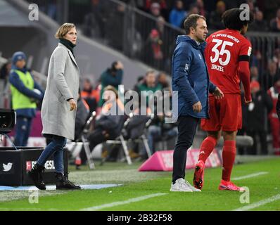 München, Deutschland. Februar 2020. Kathleen Krüger (l-r), Mannschaftsmanagerin des FC Bayern, Hansi Flick, Trainerin, und Spielerin Joshua Zirkzee. Credit: Angelika Warmuth / dpa / Alamy Live News Stockfoto