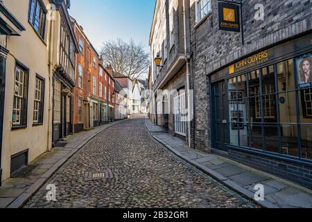 5 Norwich, Norfolk, Großbritannien - 01. März 2020. Blick auf die enge, mittelalterlichen gepflasterten Straße von Elm Hill. Diese historische Straße zieht Tausende Besucher an Stockfoto