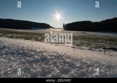 Impressionen aus einem schönen schneebedeckten Winterwunderwald mit Sonnenstrahlen Stockfoto