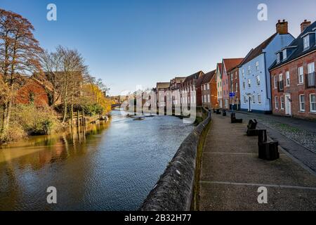 12 Norwich, Norfolk, Großbritannien - 01. März 2020. Das historische Quayside, eine Wohnstraße am Fluss Wensum, blickt von der Fye Bridge zurück und in Richtung Stockfoto