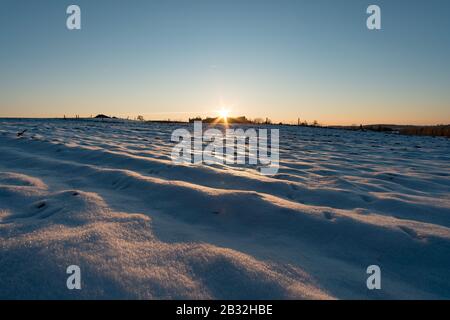 Impressionen aus einem schönen schneebedeckten Winterwunderwald mit Sonnenstrahlen Stockfoto