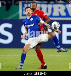 3. märz 2020 Gelsenkirchen, Deutschland Fußball Schalke 04 - Bayern München L-R: David Alaba vom FC Bayern München und Guido Burgstaller von Schalke 04 Stockfoto