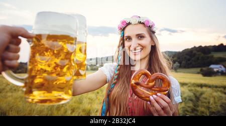 POV-Schuss von Paar in Bayern mit Bier toasten Stockfoto