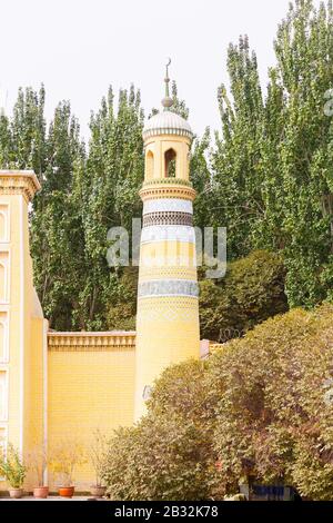 Minarett der Id Kah Moschee. Mit charakteristischem Halbmond und künstlerischen Verzierungen. Hauptsächlich von der Minderheit der Uyghur besucht, um den Islam zu praktizieren. Stockfoto