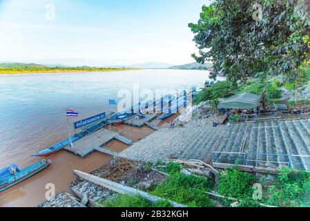 Chiang saen, Thailand - 2016 14. Oktober: Hafen von Chiang saen nach Laos, Myanmar, Birma und China mit Transportboot auf dem fluss mae khong Stockfoto