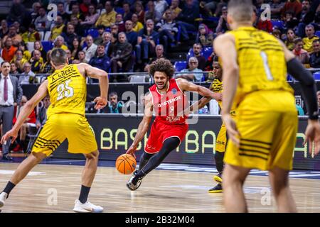 Jean marc mwema (filou oostende) in Aktion, vereitelt von Lahaou kont (iberostar tenera) während Iberostar Teneras vs. Filou Oostende, Basketball Champions League in San Cristobal de La Laguna (Tenera-Spanien), Italien, März 03 2020 Stockfoto