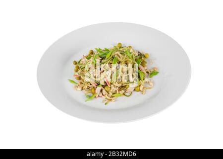 Salat mit Fuchsozoy, Fleisch, Krabbenfleisch, Tintenfisch, Birnen, grünen Zwiebeln, Gurke auf Teller, weiß isolierter Hintergrund, Blick von oben, für die Speisekarte, Restau Stockfoto