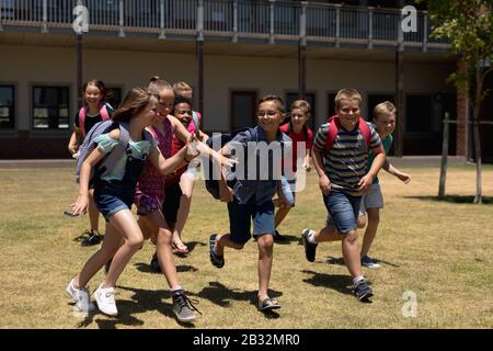 Schulkinder auf dem Schulspielplatz Stockfoto