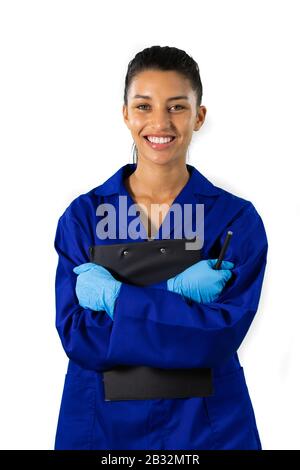 Portrait der mixed Race Ingenieurin, die auf weißem Hintergrund steht Stockfoto