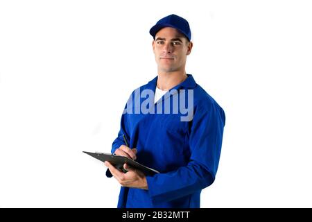 Porträt eines kaukasischen männlichen Ingenieurs, der auf weißem Hintergrund steht Stockfoto