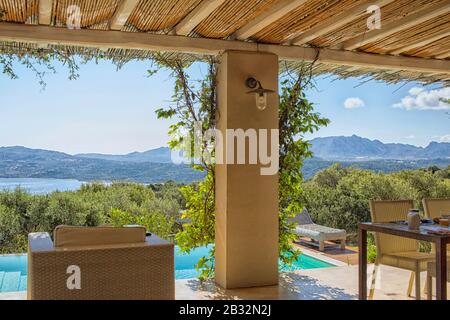 Blick von einer luxuriösen Villa mit Blick auf das Mittelmeer und die Berge in Sardinien, Italien Stockfoto