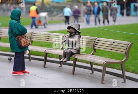 London, England, Großbritannien. "Scenes in the Square"-Standattrail - Paddington Bär auf einer Bank mit seinem Marmeladen-Sandwich Stockfoto