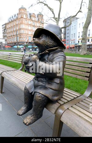 London, England, Großbritannien. "Scenes in the Square"-Standattrail - Paddington Bär auf einer Bank mit seinem Marmeladen-Sandwich. Stockfoto