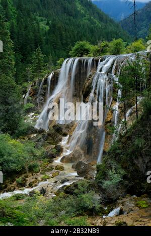 Blick auf den bunten See und den Wasserfall im jiuzhaigou-nationalpark, Sichuan, china Stockfoto