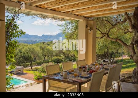 Blick von einer luxuriösen Villa mit Blick auf das Mittelmeer und die Berge in Sardinien, Italien Stockfoto