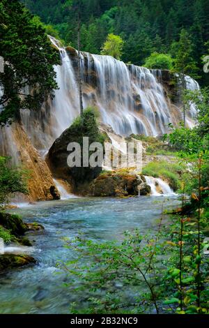 Blick auf den bunten See und den Wasserfall im jiuzhaigou-nationalpark, Sichuan, china Stockfoto