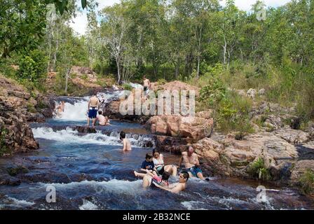 Batchelor, NT, Australien - 26. April 2010: Nicht identifizierte Menschen, die im Buley Rockhole im Litchfield National Park baden Stockfoto