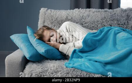Kranker Mann, der auf dem Sofa schläft Stockfoto
