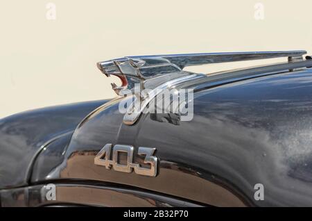 Nahaufnahme des Löwen-Emblems auf dem Peugeot 403 aus dem Jahr 1963 Stockfoto