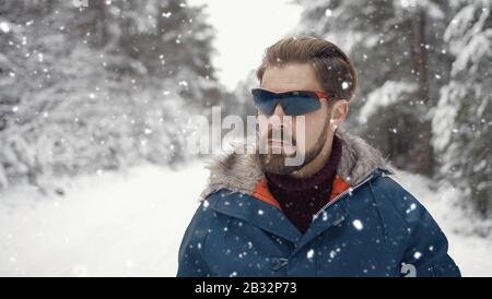 Mann im verschneiten Waldporträt Stockfoto