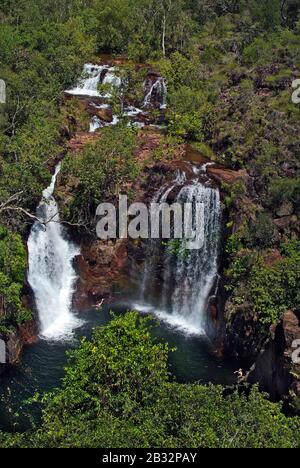 Australien, unidentifizierte Menschen, die im natürlichen Pool der Florence Falls im Litchfield National Park schwimmen Stockfoto