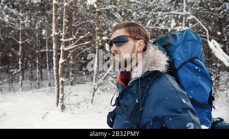 Mann im Winterwald wandern Stockfoto