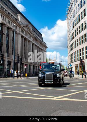 London, Großbritannien - 05. Mai 2018 - EIN typisches Londoner Taxi oder "Black Cab" im Verkehr Stockfoto