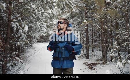 Wandermann genießt Winterwald Stockfoto