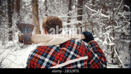 Mann mit Rückansicht der Axt Stockfoto