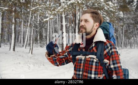 Backpacker legt Sonnenbrille Portrait ab Stockfoto