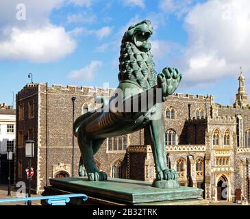 Blick auf eine passante Löwenskulptur vor dem Eingang zum Rathaus in Norwich, Norfolk, England, Großbritannien, Europa. Stockfoto