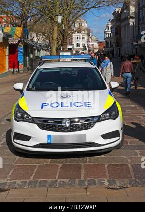 Blick auf ein Polizeiauto, das im Stadtzentrum von Norwich in Gentleman's Walk in Norwich, Norfolk, England, Großbritannien, Europa geparkt ist. Stockfoto